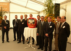 Bild 5, die Lieferanten der Papiermaschine mit verdienstvollen Mitarbeitern am Daruma