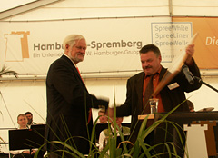 Bild 3, Heiko Beyerl erhällt Tafel  mit Daten der historischen Spremberger Papierfabrik 